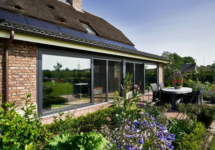 Passief bouwen en isolatie voor een energiezuinige woning met minimale warmteverlies, door gebruik van hoogwaardige isolatiematerialen en technologieën die zorgen voor optimaal comfort en lage energiekosten.