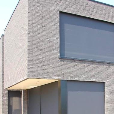 Zonwering met screens biedt effectieve bescherming tegen zonlicht en warmte, terwijl het zicht naar buiten behouden blijft. Deze oplossing is energie-efficiënt, voorkomt verblinding en draagt bij aan een comfortabele binnenomgeving.