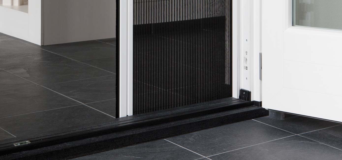 Plisséhordeuren voor effectieve insectenbescherming, met een strak design en ruimtebesparend systeem, ideaal voor een soepele werking en een frisse luchtstroom in huis.