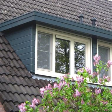 EcoKozijnen plaatst een duurzame kunststof dakkapel met hoogwaardige kozijnen voor maximale leefruimte en energiebesparing