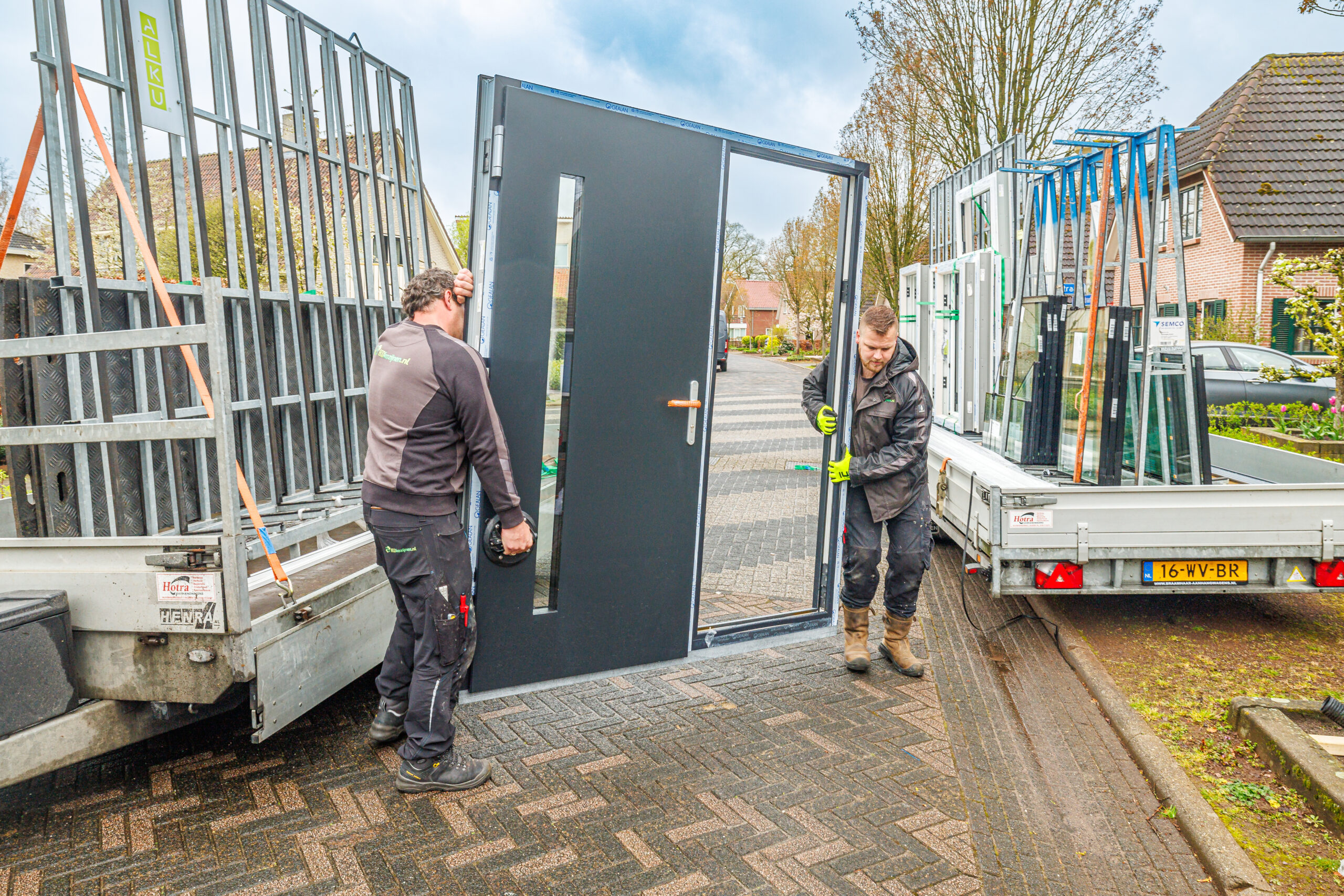 Kunststof kozijn met een deur, geplaatst door een monteur van Ecokozijnen