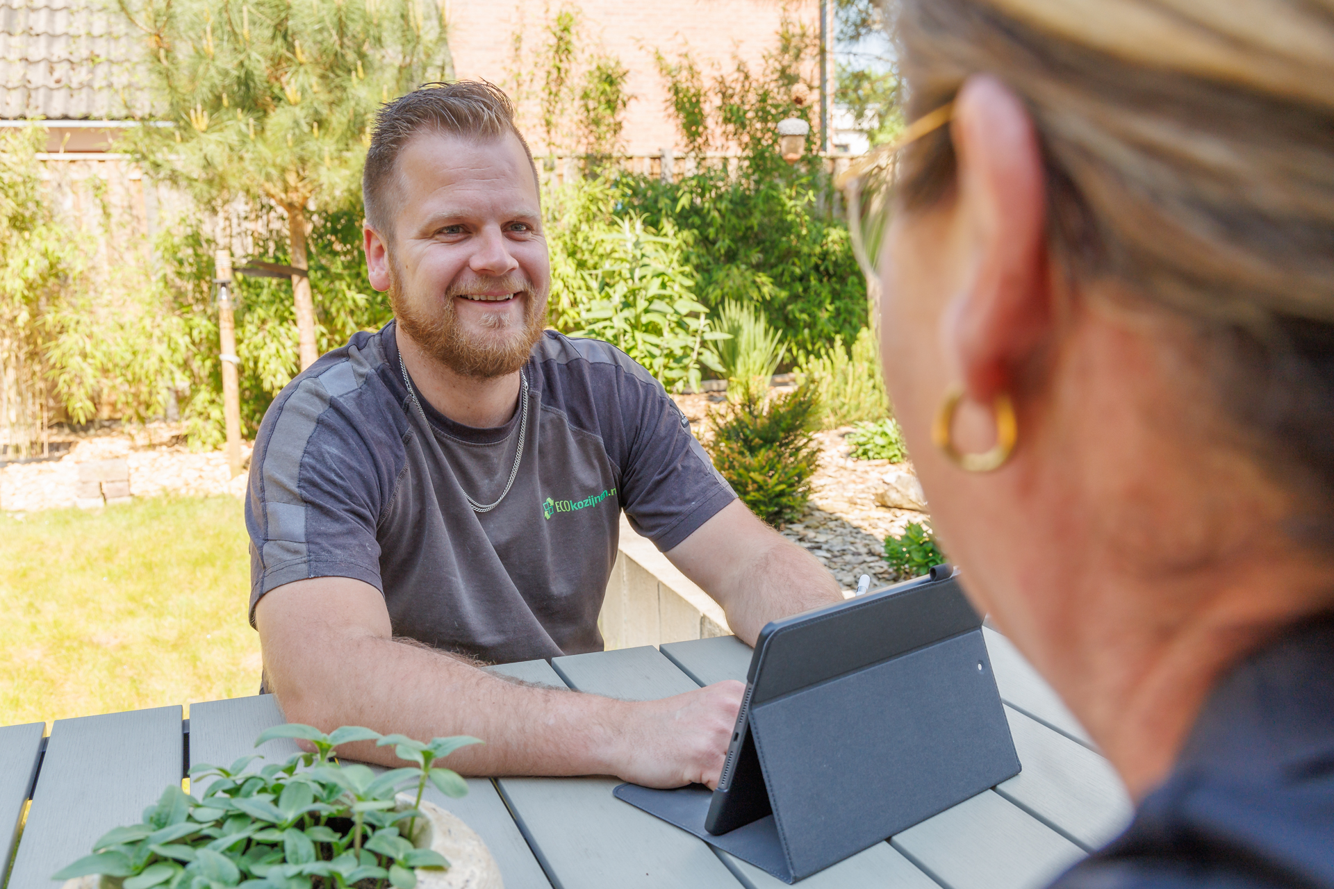 Een adviseur van Ecokozijnen die een adviesgesprek heeft met de klant over nieuwe kunststof kozijnen
