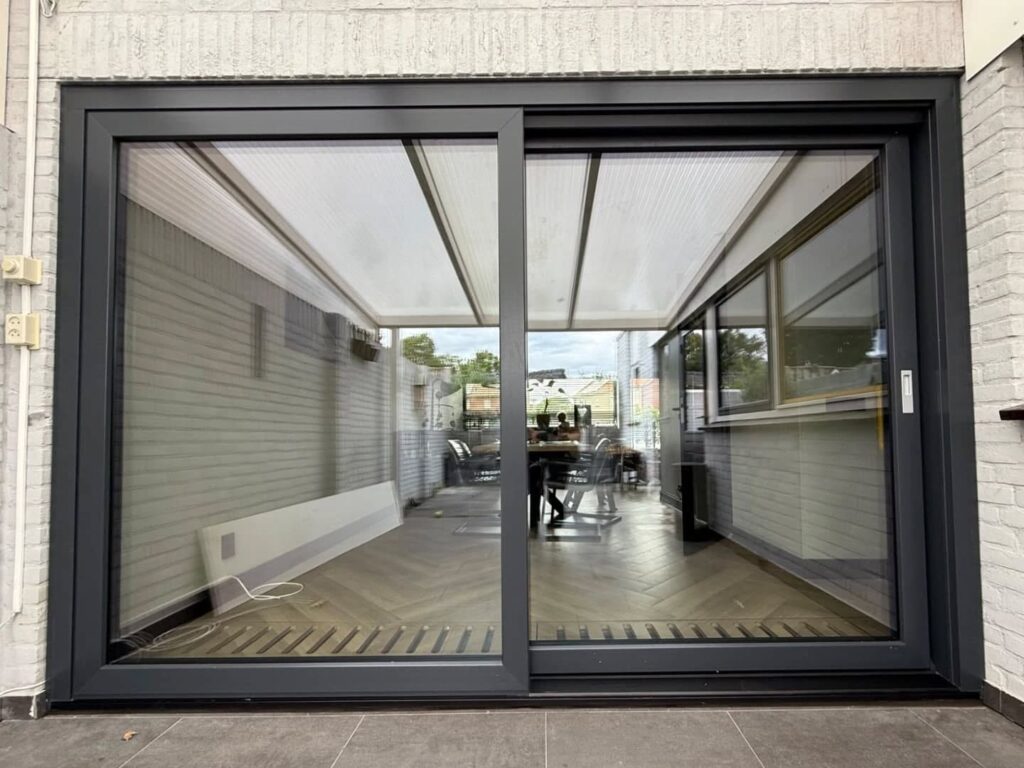 kunststof schuifpui vooraanzicht zwart glas hr