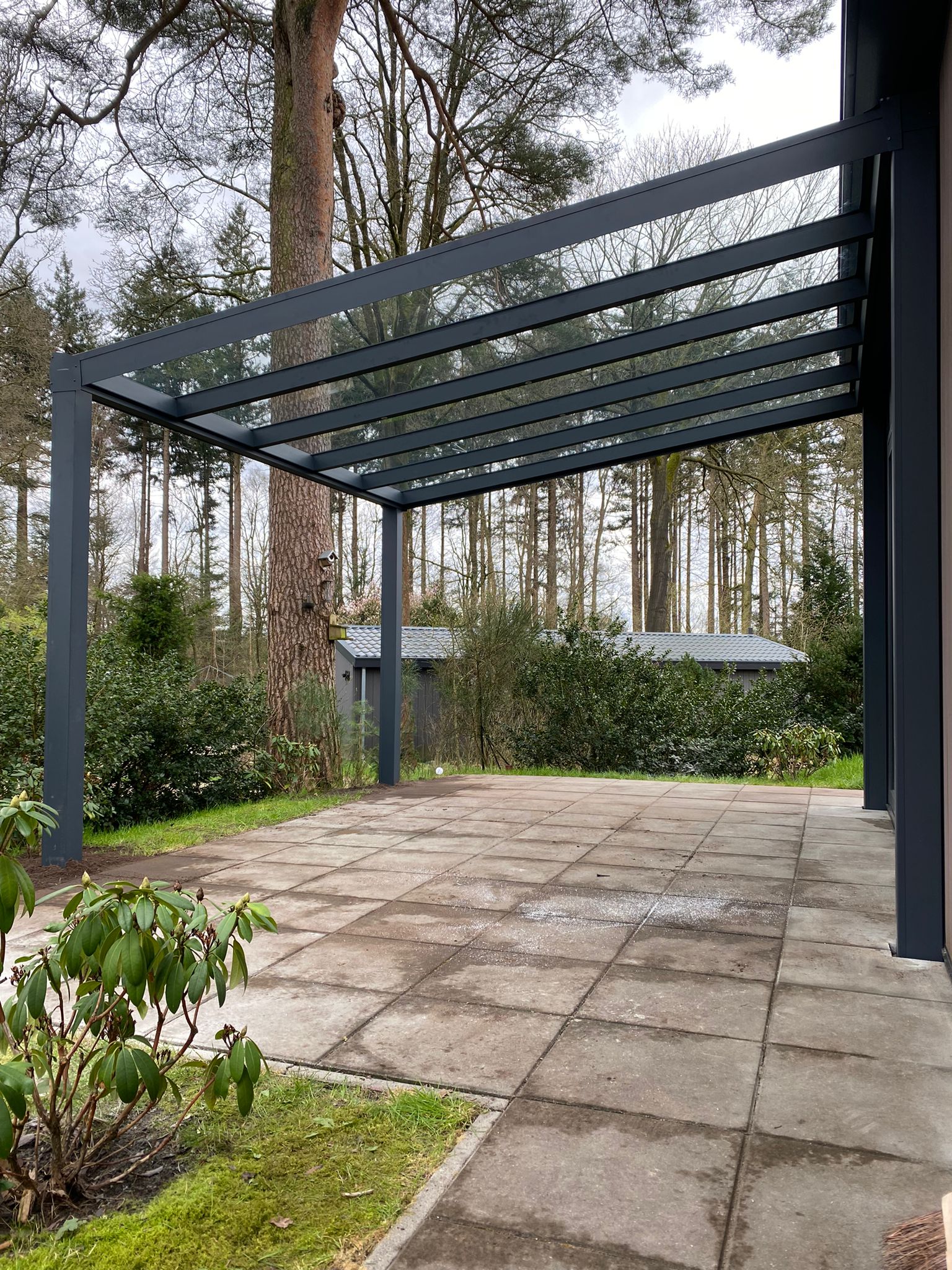 Een aluminium veranda op maat, geplaatst door een expert van Ecokozijnen voor optimale duurzaamheid en stijl.